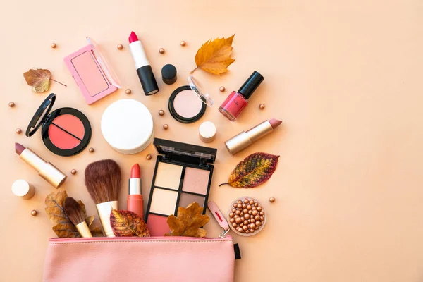Saco Cosmético Com Produtos Beleza Maquiagem Folhas Outono Fundo Pastel — Fotografia de Stock