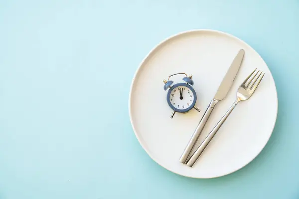 Intermittent Fasting Concept Healthy Eating Diet White Plate Cutlery Clock — Stock Photo, Image