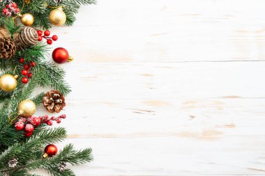 Noel arkaplanı. Hediye kutusu ve Noel süslemeleri. Fotokopi alanı beyaz üzerine yatıyordu.