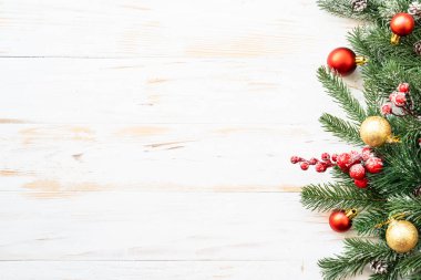 Noel arkaplanı. Hediye kutusu ve Noel süslemeleri. Fotokopi alanı beyaz üzerine yatıyordu.