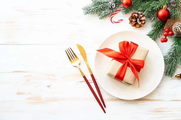 Weihnachtliche Tischdekoration Mit Weihnachtlicher Dekoration Weißer Teller Mit Geschenkkarton Und — Stockfoto