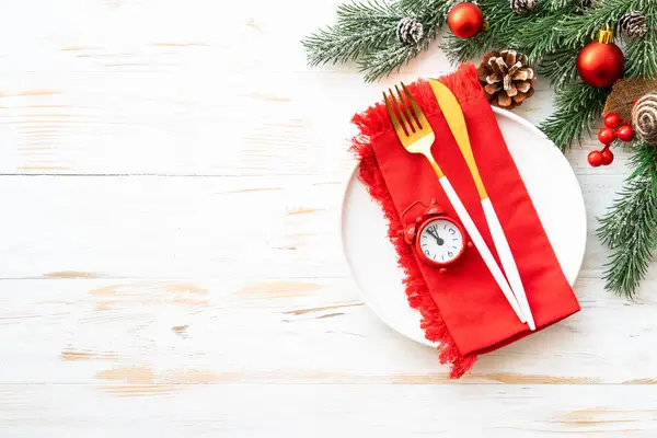 Weihnachtstisch Mit Weihnachtlichem Hintergrund Weißer Teller Und Dekorationen Von Oben — Stockfoto