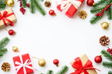 Noel hediyesi kutusu, köknar ağacı ve beyaz arka planda süslemeler.