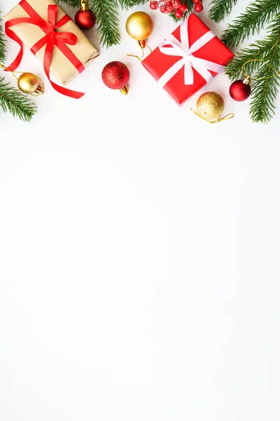 Χριστουγεννιάτικο Κουτί Έλατο Και Διακοσμήσεις Λευκό Φόντο — Φωτογραφία Αρχείου