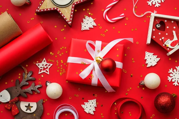 Caja Regalo Navidad Decoraciones Fondo Rojo Envolviendo Regalo Navidad Imagen — Foto de Stock