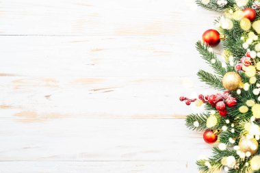 Işık efektli Noel arkaplanı. Hediye kutusu ve Noel süslemeleri. Fotokopi alanı beyaz üzerine yatıyordu.