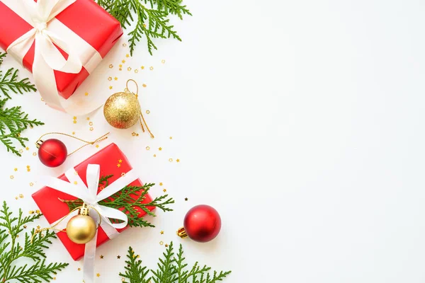 Weihnachtsgeschenk Christbaum Und Dekoration Auf Weißem Hintergrund Flachbild Mit Kopierraum — Stockfoto