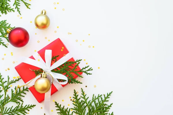 Weihnachtsgeschenk Christbaum Und Dekoration Auf Weißem Hintergrund Flachbild Mit Kopierraum — Stockfoto