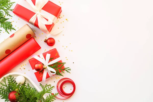 크리스마스 상자와 배경에 크리스마스 선물을 감싸기 공간을 이미지 스톡 사진