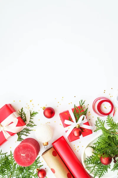 Karácsonyi Ajándék Doboz Dekorációk Fehér Háttér Csomagoló Karácsonyi Ajándék Lapos Stock Kép