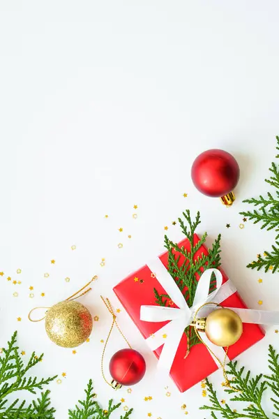 Weihnachtsgeschenkschachtel Und Dekoration Auf Weißem Hintergrund Flachbild Mit Kopierraum — Stockfoto