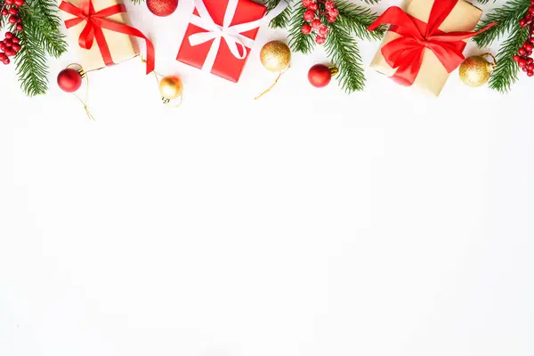 Χριστουγεννιάτικο Κουτί Έλατο Και Διακοσμήσεις Λευκό Φόντο — Φωτογραφία Αρχείου