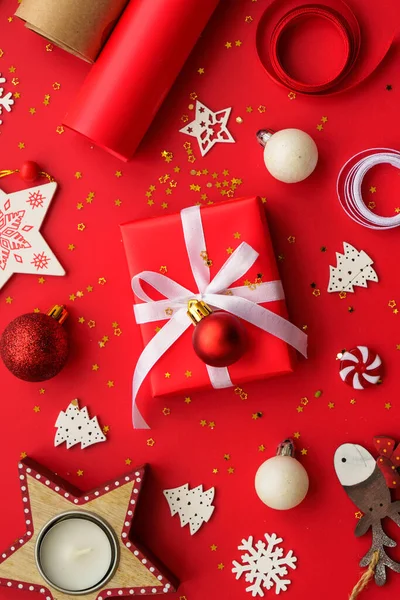 Caja Regalo Navidad Decoraciones Fondo Rojo Envolviendo Regalo Navidad Imagen — Foto de Stock