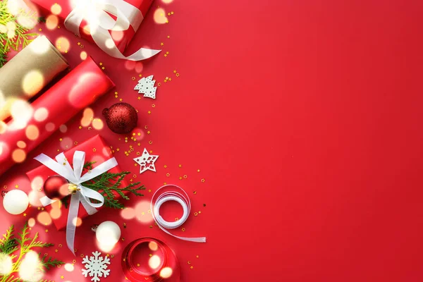 Kerstcadeaudoos Decoraties Rode Achtergrond Kerstcadeautje Inpakken Vlakke Lay Afbeelding Stockfoto