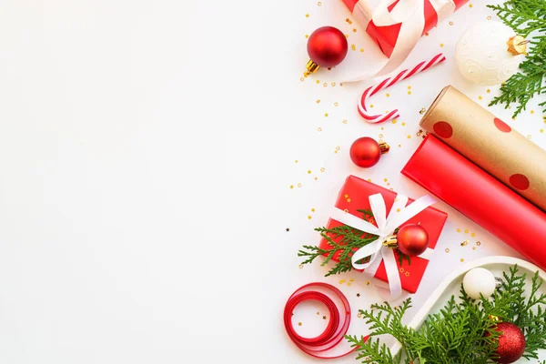 Verpakking Kerstmis Aanwezig Witte Achtergrond Rode Geschenkdoos Decoraties Vlakke Lay Rechtenvrije Stockfoto's