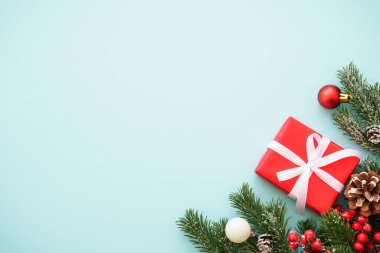 Noel hediyesi ve süslemeler mavi arka planda. Kopyalama alanı olan düz resim.