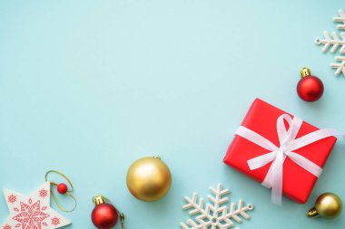 Noel arkaplanı. Noel hediyesi kutusu ve mavi süslemeler. Kopyalama alanı olan düz resim.