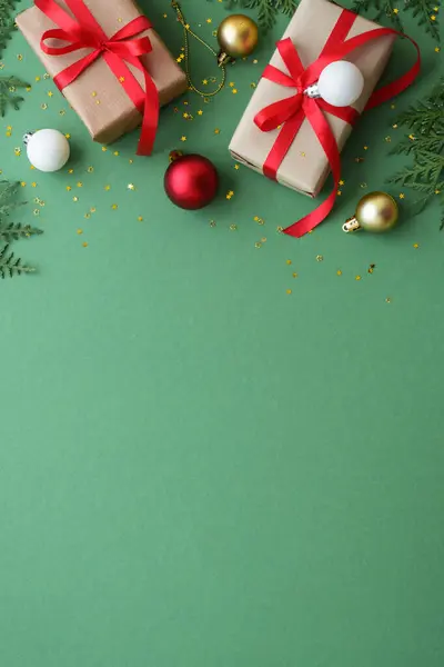 Christmas Present Czerwone Dekoracje Tle Koloru Płaskie Zdjęcie Świeckie Przestrzenią — Zdjęcie stockowe