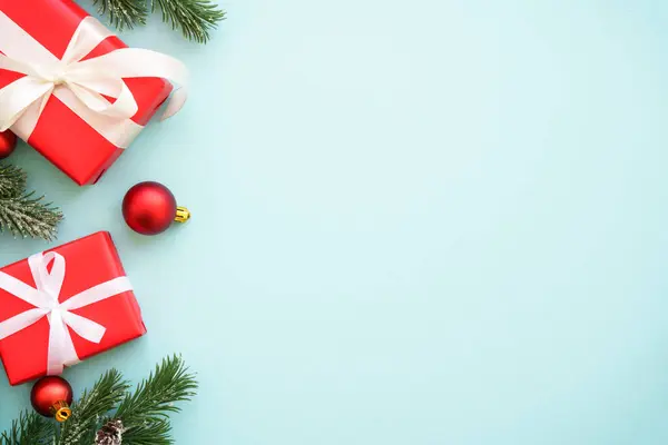 クリスマスの背景 クリスマスプレゼントボックスとブルーの装飾 コピースペースを備えたフラットレイ画像 — ストック写真