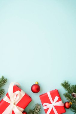 Noel arkaplanı. Noel hediyesi kutusu ve mavi süslemeler. Kopyalama alanı olan düz resim.