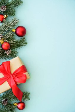 Noel arkaplanı. Noel hediyesi kutusu ve mavi süslemeler. Kopyalama alanı olan düz resim.