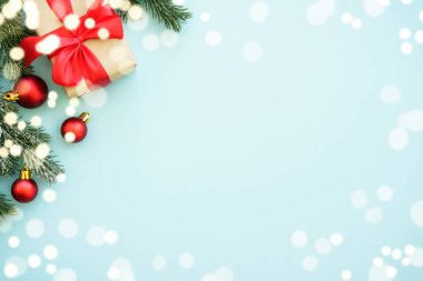 Noel hediyesi kutusu ve tatil çerçeveli süslemeler. Kopyalama alanı olan düz resim.
