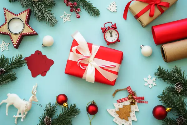 圣诞礼物和蓝色背景的节日装饰 把圣诞礼物包起来 顶部视图 — 图库照片