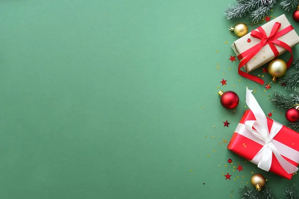 Christmas Present Czerwone Dekoracje Tle Koloru Płaskie Zdjęcie Świeckie Przestrzenią — Zdjęcie stockowe