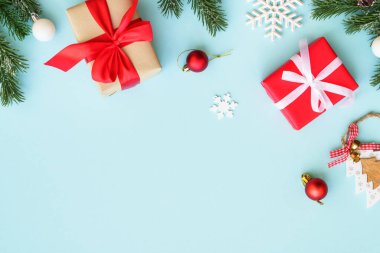 Noel arkaplanı. Noel hediyesi kutusu ve mavi süslemeler. Kopyalama alanı olan düz resim.