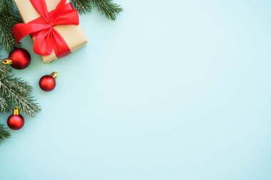 Noel hediyesi ve süslemeler mavi arka planda. Kopyalama alanı olan düz resim.