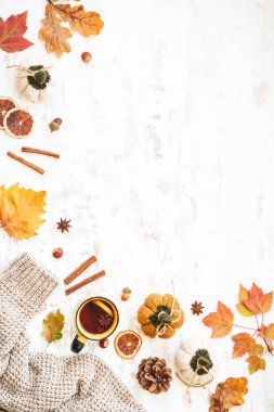 Sonbahar beyazı arka planda yatıyordu. Sıcak kazak, sonbahar yaprakları, mum ve dekor..