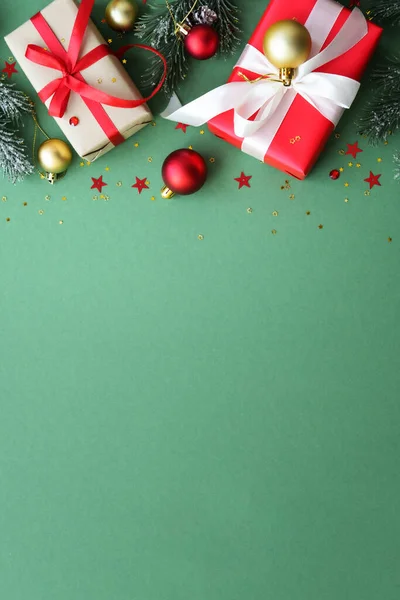 Weihnachtsgeschenk Und Rote Dekoration Auf Farbigem Hintergrund Flachbild Mit Kopierraum — Stockfoto