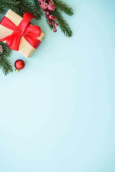 Kerstcadeau Doos Decoraties Blauwe Achtergrond Vlakke Lay Afbeelding Met Kopieerruimte — Stockfoto