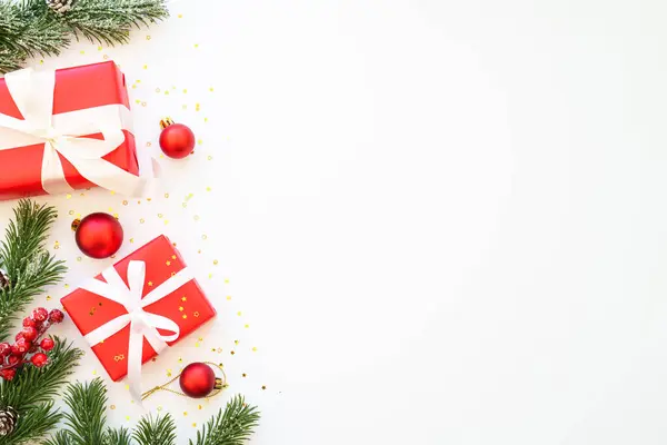 Weihnachtsgeschenkschachtel Und Dekoration Auf Weißem Hintergrund Draufsicht Mit Kopierraum — Stockfoto