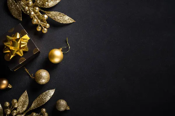 Noel Altın Madalyaları Simsiyah Bir Hediye Kutusu Kopyalama Alanı Olan — Stok fotoğraf