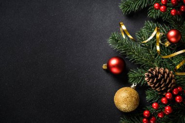 Noel arkaplanı, siyahlar üzerine tatil süslemeleri. Kopyalama alanı olan düz.