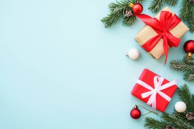 Noel arkaplanı. Noel hediyesi kutusu ve mavi süslemeler. Kopyalama alanı olan düz resim.