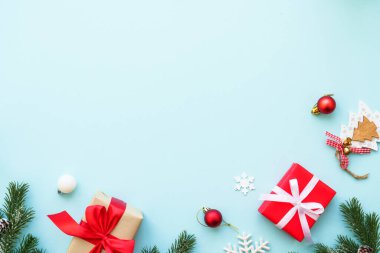 Noel kompozisyonu ya da tebrik kartı. Noel hediyesi kutusu, mum ve süslemeler. Kopyalama alanı olan düz resim.