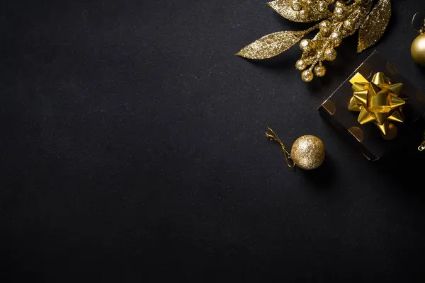Noel Altın Madalyaları Simsiyah Bir Hediye Kutusu Kopyalama Alanı Olan — Stok fotoğraf