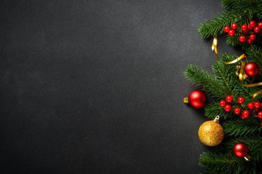 Siyah Noel arkaplanı dümdüz uzanıyordu. Noel ağacı ve Noel süslemeleri.