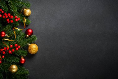 Siyah Noel arkaplanı dümdüz uzanıyordu. Siyah arka planda tatil süslemeleri olan Noel ağacı.