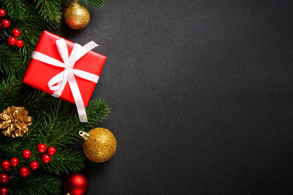 Рождественский фон с елкой, коробка подарков и праздничные украшения. Плоское изображение с копировальным местом.