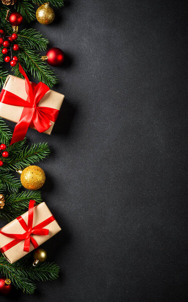 Рождественский фон с елкой, коробка подарков и праздничные украшения в черном. Плоское вертикальное изображение с копировальным пространством.