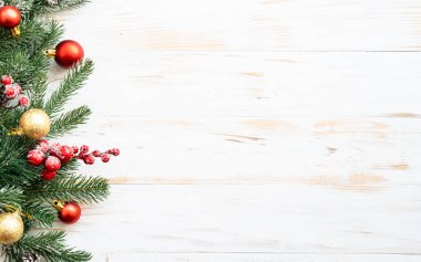 Noel arkaplanı. Hediye kutusu ve Noel süslemeleri. Fotokopi alanı beyaz üzerine yatıyordu.