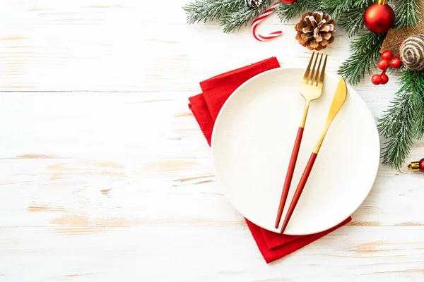 Kersttafel Met Vakantie Voedsel Achtergrond Witte Plaat Decoraties Bovenaanzicht — Stockfoto