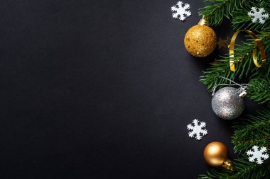 Noel tebrik kartı. Beyaz ve altın renkli tatil süslemeleri olan bir Noel arkaplanı. Simsiyah kopyalama alanı olan düz uzandı.