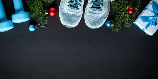 ブラックバックでクリスマスの休日の装飾やスポーツ用品 Webバナーフォーマット — ストック写真