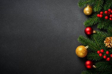 Siyah Noel arkaplanı dümdüz uzanıyordu. Noel ağacı ve Noel süslemeleri.