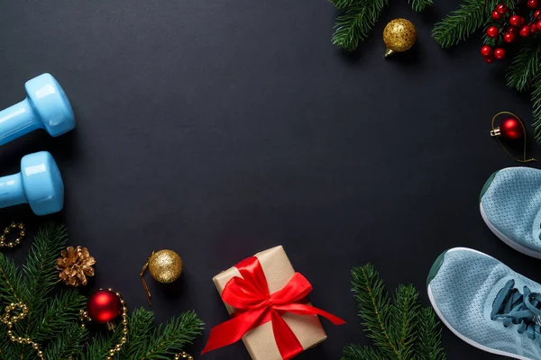 クリスマスフィットネスと健康的なライフスタイルのコンセプト ブラックバックでクリスマスの休日の装飾やスポーツ用品 コピースペースとフラットレイ — ストック写真