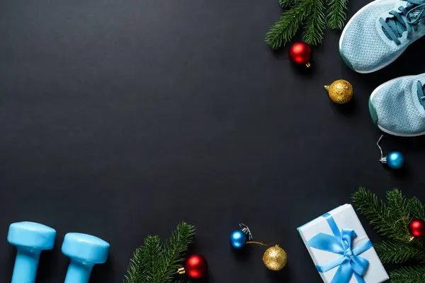 クリスマスのフィットネス クリスマスの決意 健康的なライフスタイルのコンセプト ブラックバックでクリスマスの休日の装飾とスポーツ用品 — ストック写真